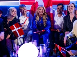 Sissal og det danske sangskriver team i greenroom under Eurovision 2025 semifinalen i Basel