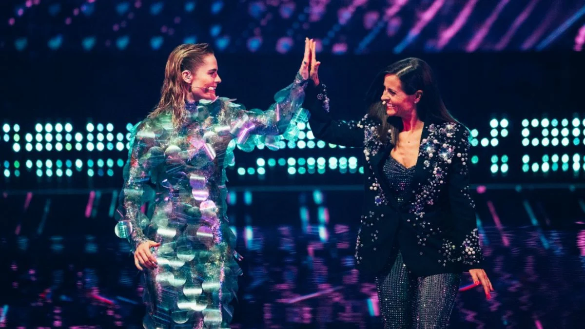 Eurovision 2025 værterne er Hazel Brugger and Sandra Studer. Her på scenen i St. Jakobshalle.
