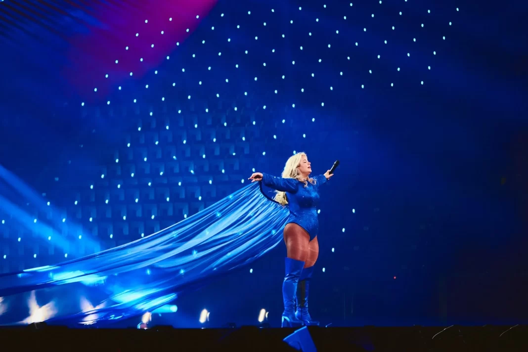 Sissal på scenen under under prøverne til Eurovision 2025