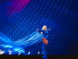 Sissal på scenen under under prøverne til Eurovision 2025