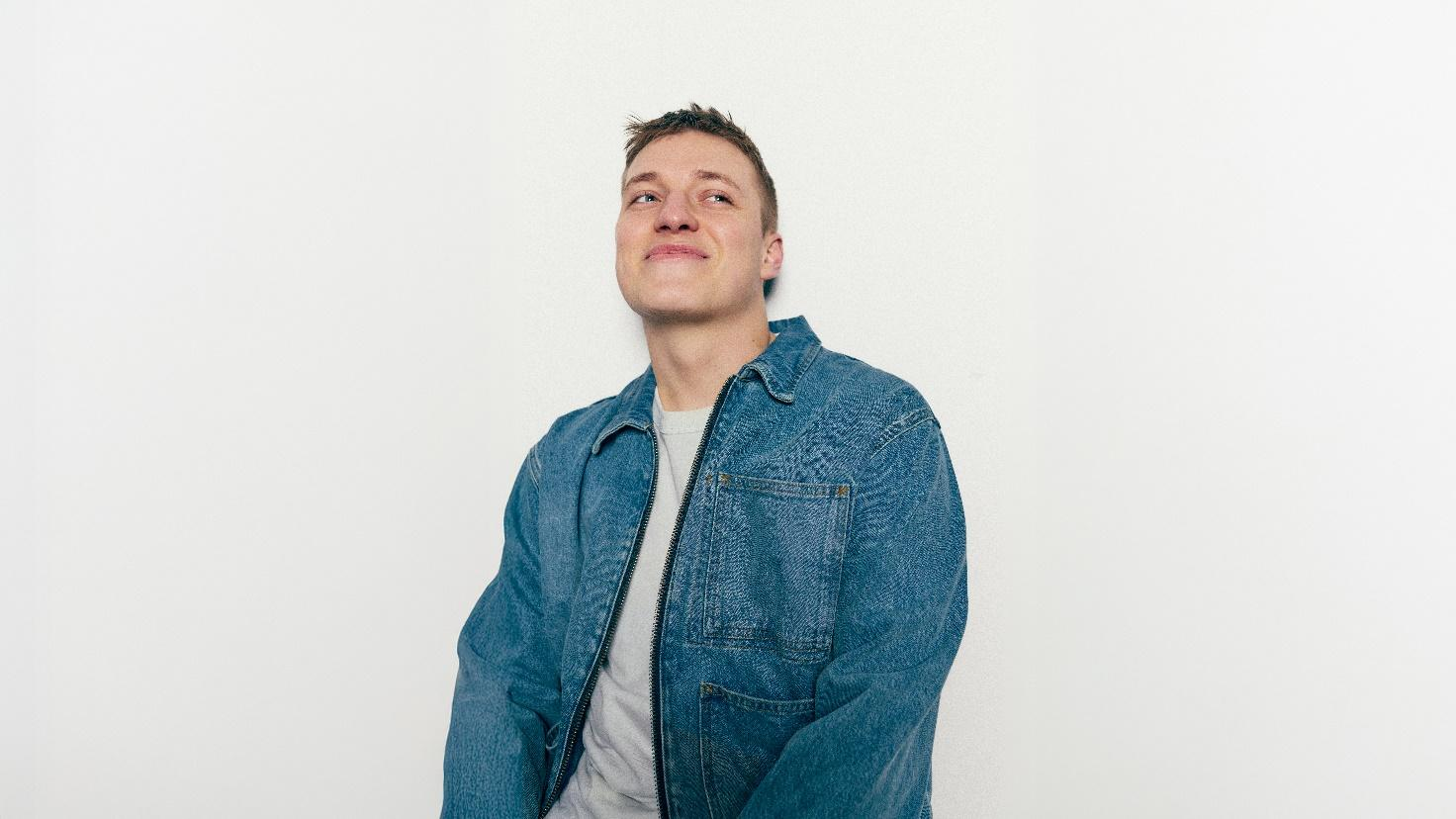 Lasse Skriver optræder i Dansk Melodi Grand Prix 2026 i Frederikshavn med popballaden Roaring Heart