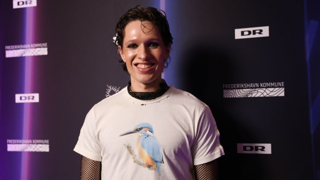 Fra sceneshow til tatovering: Historien bag isfuglen i Sørens Grand Prix-univers